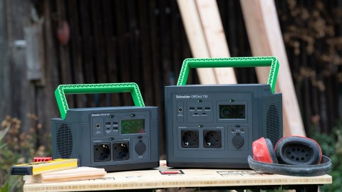 Przenośna elektrownia APC OffGrid 730, 738 Wh litowo-jonowa, LCD, 2 gniazda CEE 7/3 Schuko, Sinewave, 3 USB-A, 2 USB-C, Ładowark