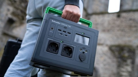 Przenośna elektrownia APC OffGrid 730, 738 Wh litowo-jonowa, LCD, 2 gniazda CEE 7/3 Schuko, Sinewave, 3 USB-A, 2 USB-C, Ładowark
