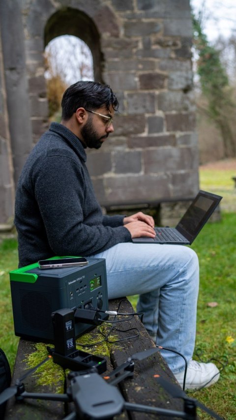 Przenośna elektrownia APC OffGrid 730, 738 Wh litowo-jonowa, LCD, 2 gniazda CEE 7/3 Schuko, Sinewave, 3 USB-A, 2 USB-C, Ładowark