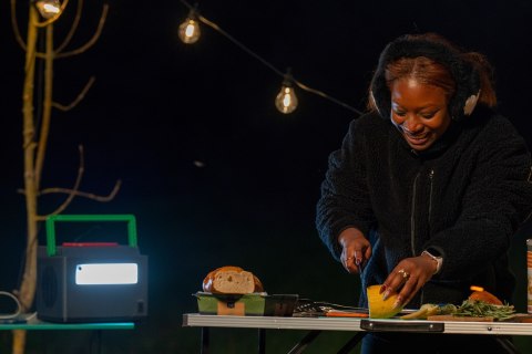 Przenośna elektrownia APC OffGrid 730, 738 Wh litowo-jonowa, LCD, 2 gniazda CEE 7/3 Schuko, Sinewave, 3 USB-A, 2 USB-C, Ładowark