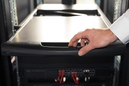 Konsola modularna KVM 17'' LCD TFT, 1 port VGA, touchpad, klawiatura GE, czarny