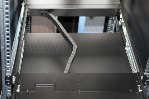 Konsola modularna KVM 17'' LCD TFT, 1 port VGA, touchpad, klawiatura GE, czarny