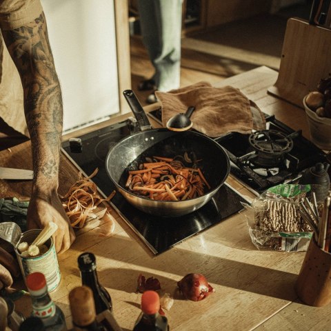 Patelnia wok fiskars functional form 28cm FISKARS