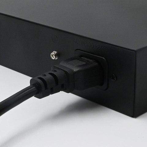 Qoltec Przełącznik sieciowy SWITCH FAST Ethernet PoE | 8x RJ45 | 2x RJ45 Uplink | 120W | 10/100 Mb/s