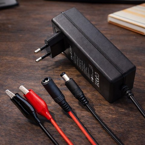 Qoltec Ładowarka do akumulatora AGM GEL STD | Prostownik 24V | 19.2W | 5.5x2.1 | kabel 1.8m